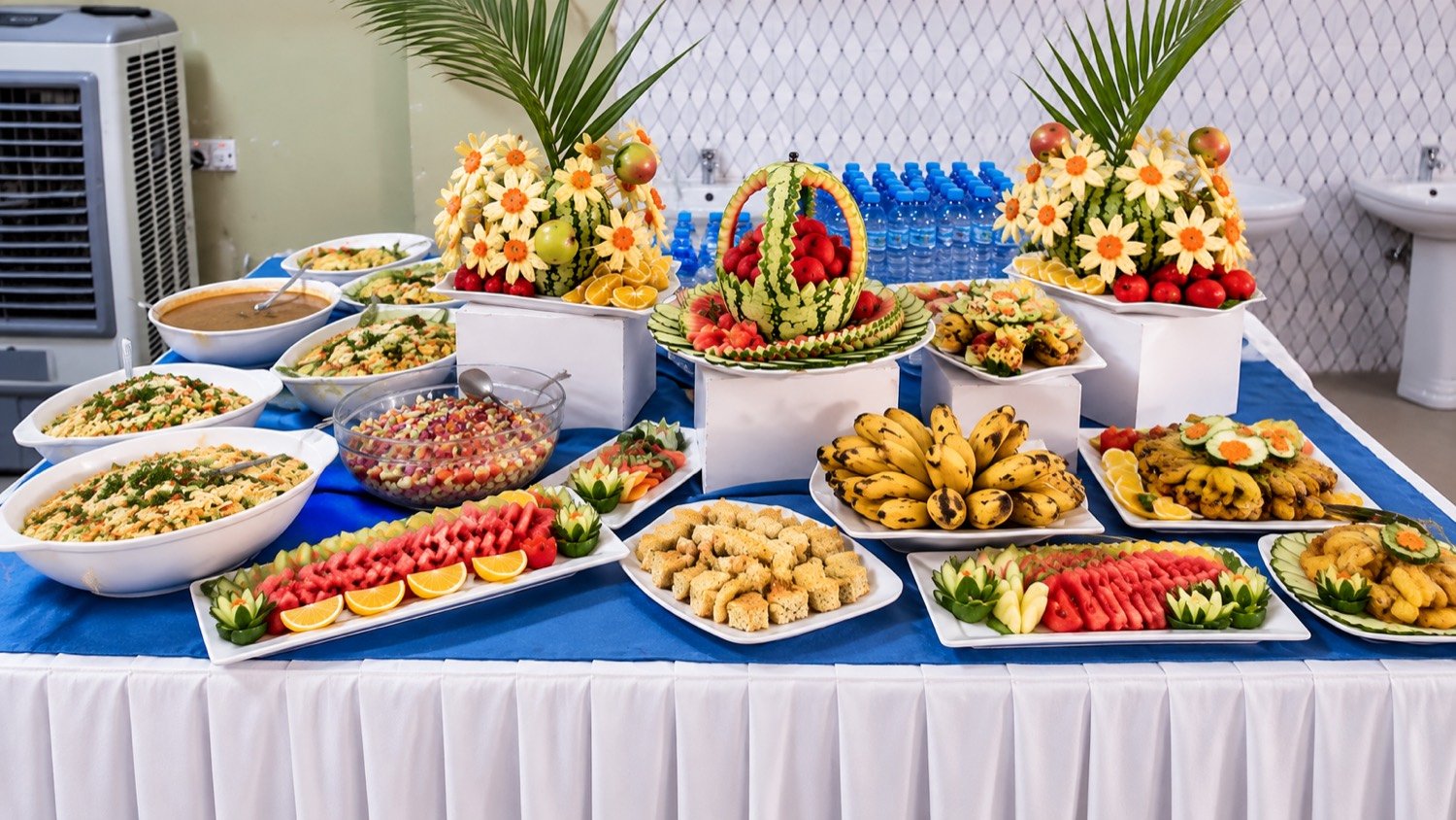 Buffet pana ya wali, saladi, matunda na vyakula vya moto
