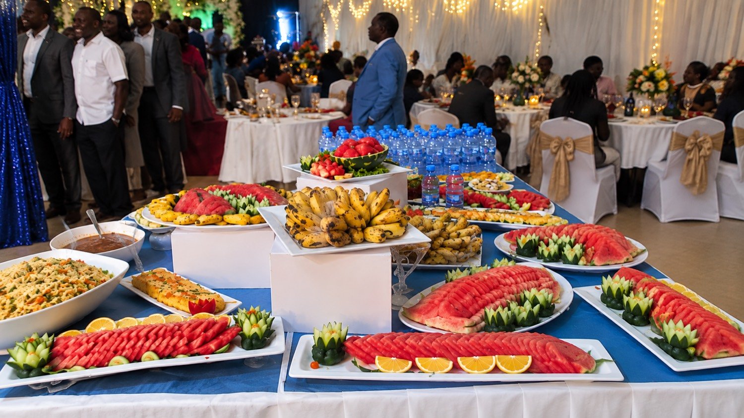 Meza ndefu ya buffet kwenye sherehe ya jioni